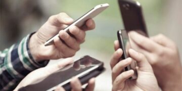 El tiempo frente a las pantallas incrementa los dolores de espalda crónicos entre los adolescentes europeos