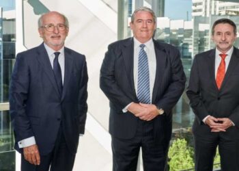 Foto: El Presidente de Repsol, Antonio Brufau; el Presidente y CEO de EIG, R. Blair Thomas; y el Consejero Delegado de Repsol, Josu Jon Imaz.
