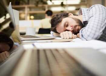 La OMS ha reclamado nuevas medidas que permitan abordar los problemas de salud mental en el trabajo