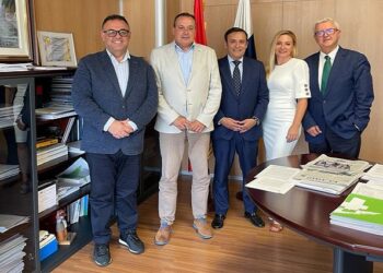 El presidente de Cofares, Eduardo Pastor, se reúne con el consejero de Sanidad de Canarias  