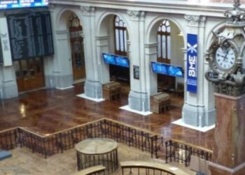 El Ibex arranca la semana cerca de los 7.700 puntos