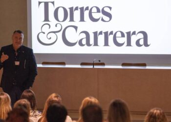 Torres y Carrera cambia de logotipo y apuesta por una identidad que evoca el mundo editorial  