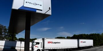 XPO Logistics incorpora un duotráiler para las operaciones de carga completa del Grupo Stellantis en la Península Ibérica
