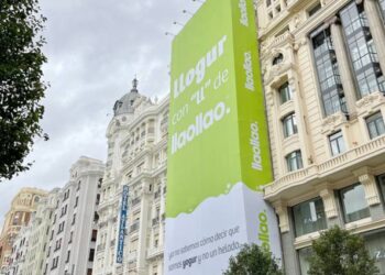 Así es ‘llogur’, la campaña que juega con el humor y la ortografía a 35 metros de altura en la Gran Vía de Madrid