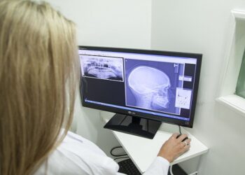 Más de diez sociedades científicas piden mejorar las condiciones laborales de los médicos