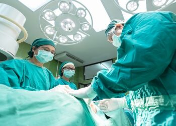 Las listas de la sanidad pública para operarse aumentan un 12%