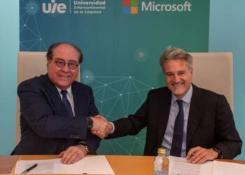 UIE y Microsoft firman una alianza para capacitar a sus estudiantes en las tecnologías que más demandan las empresas