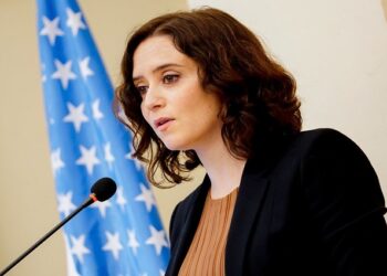 Ayuso anuncia que convertirá a los sanitarios eventuales en interinos, impulsará incentivos y fidelizará a los MIR