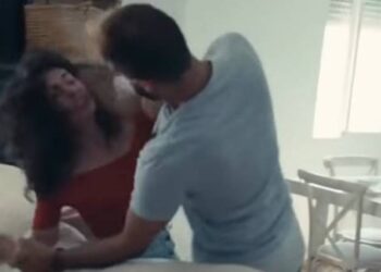 “Sacó del bolsillo su arma de policía recién retirado”, la nueva campaña de Irene Montero indigna a la Policía