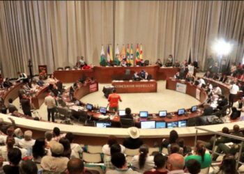 Un grupo de concejales colombianos hostiga a un periodista