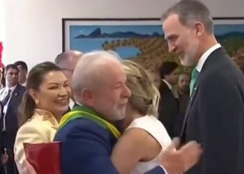 Yolanda Díaz besa, abraza e invade el espacio vital de Lula da Silva, y se hace viral el Twitter