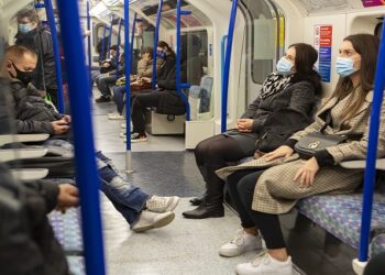 Los expertos en salud pública acuerdan la retirada de mascarillas en transportes