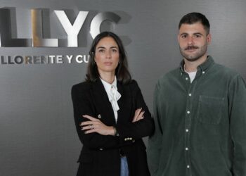 Esther Carmona y Adrián Poveda, nuevos fichajes de LLYC