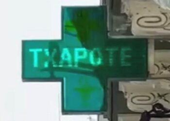 Hackean el letrero luminoso de una farmacia con la frase “Que te vote Txapote”