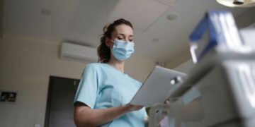 La mayoría de trabajadores del sector de la sanidad son mujeres de más de 45 años