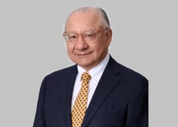 LLYC destituye al exembajador de EEUU detenido por el FBI