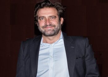 ‘El País’ regala una página a Luis Arroyo para meterse con Ayuso