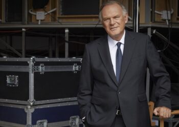 Piqueras ‘raja’ a gusto de Mediaset en ‘El País’