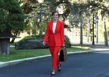 Sanidad sabe que las medidas para frenar los contagios llegan tarde y mal