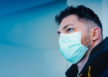 Sanidad sabe que las medidas para frenar los contagios llegan tarde y mal