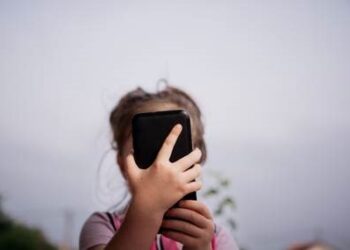 La startup española Bouncer Digital desarrolla una app global basada en la IA para proteger a los menores frente al acceso a contenidos para adultos