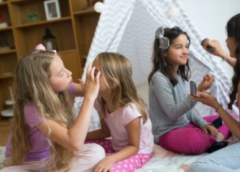 ‘Sephora kids’: Cómo TikTok ha normalizado el uso excesivo de productos de skincare en niños