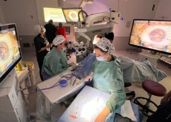 Zeiss® elige al director de HM Eye Center para implantar por primera vez su nueva lente