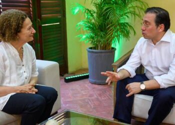 ¿Qué hace Albares en Colombia y Panamá?