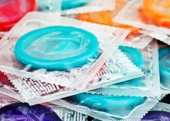Sanidad planea regalar preservativos a jóvenes antes que promover la educación sexual