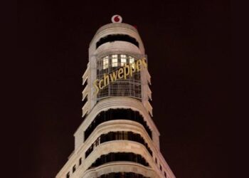 Se apaga el neón de Schweppes… “La sostenibilidad es parte de nuestro ADN”