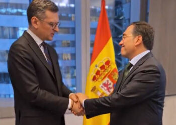 “Estaremos junto a Ucrania hasta que la paz regrese”, Albares en la OTAN