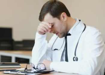 El síndrome de desgaste profesional afecta a uno de cada cuatro médicos en España