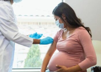 La vacunación durante el embarazo puede evitar casos graves de tosferina en bebés