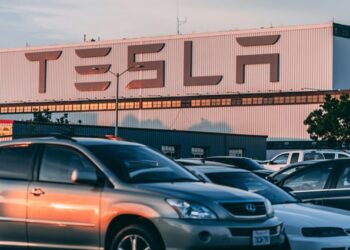 La crisis interna de Tesla toca fondo: la compañía despedirá al 10% de su plantilla