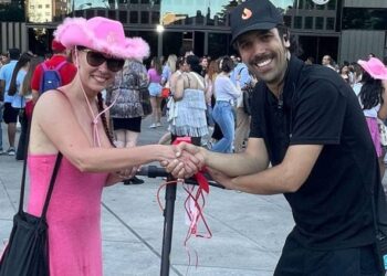 La historia de la fans de Taylor Swift sin entrada que se ganó un patinete
