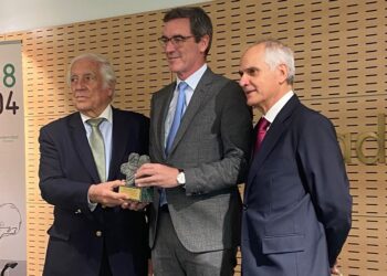 Carlos Espinsoa de los Monteros, presidente de Fraternidad-Muprespa, Felix Peinado, de la OIT y José María García Tomás, presidente del jurado alta