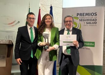David Revillo, Dolores Cortés y Antonio Fernández, posando con el premio
