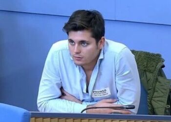 VITO HUYE DEL CONGRESO