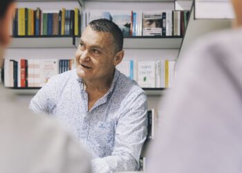 Xurxo Torres (Torres y Carrera) comienza la firma de su libro, ‘Un mundo de mentira’