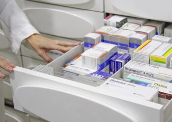 La falta de medicamentos persiste en España, también en verano