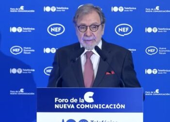 Cebrián vuelve a la carga contra Pedro Sánchez: “Tiene preparado un plan de degeneración democrática”