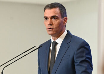 ‘El País’ auxilia al Gobierno suavizando los últimos casos que afectan al PSOE