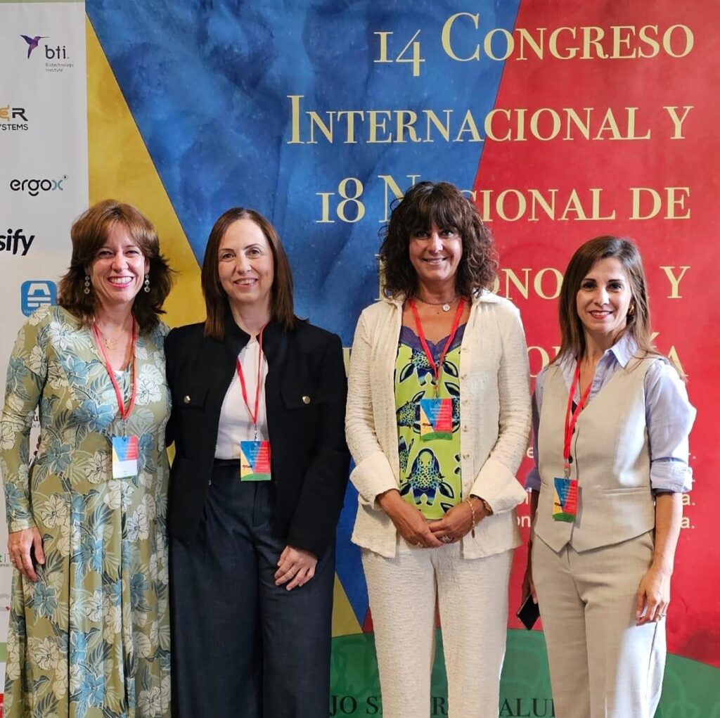 Natalia Fdez. Laviada junto a las participantes de su mesa