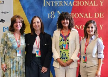 Natalia Fdez. Laviada junto a las participantes de su mesa