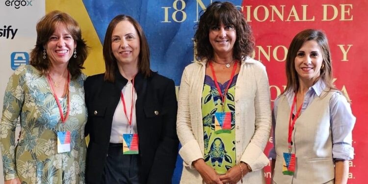 Natalia Fdez. Laviada junto a las participantes de su mesa