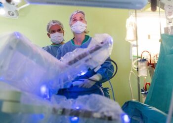 La incorporación del sistema robótico Da Vinci permite al Hospital HM Nou Delfos aumentar la complejidad de las cirugías urológicas