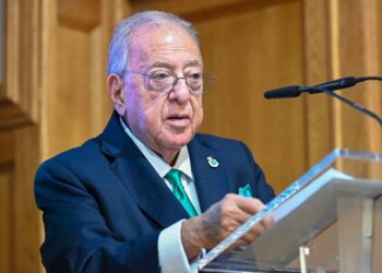 El Dr. Diego Murillo recibe el título de Colegiado de Honor del Colegio de Farmacéuticos de Guipúzcoa