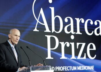 El Dr. Carl H. June recoge el galardón de la IV edición de ‘Abarca Prize’