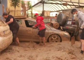 Acusan a ‘Informativos Telecinco’ de mentir sobre las labores de limpieza en Valencia