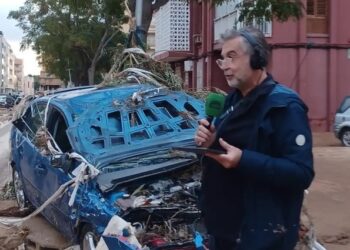 Carlos Alsina, único periodista de la radio comercial que pisa las calles de Valencia